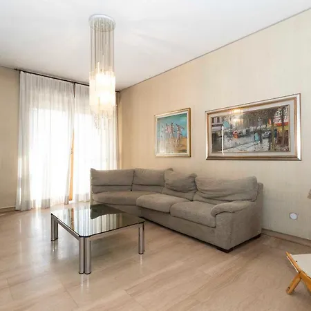 Massaua Roomy Vintage Apartment
