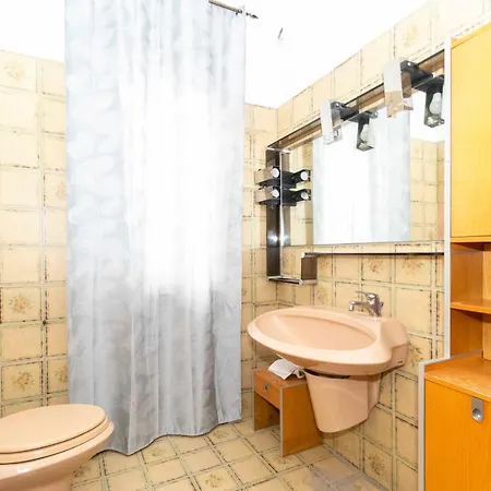 Massaua Roomy Vintage Apartment