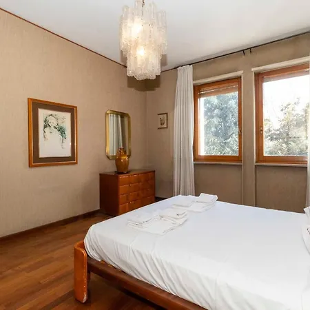 Guesthost - Massaua Roomy Vintage Appartement *
