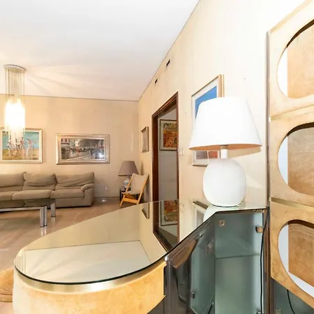 Guesthost - Massaua Roomy Vintage Appartement *
