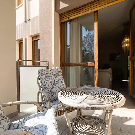 Guesthost - Massaua Roomy Vintage Apartment