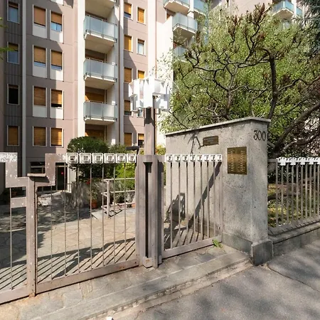 Guesthost - Massaua Roomy Vintage Apartment