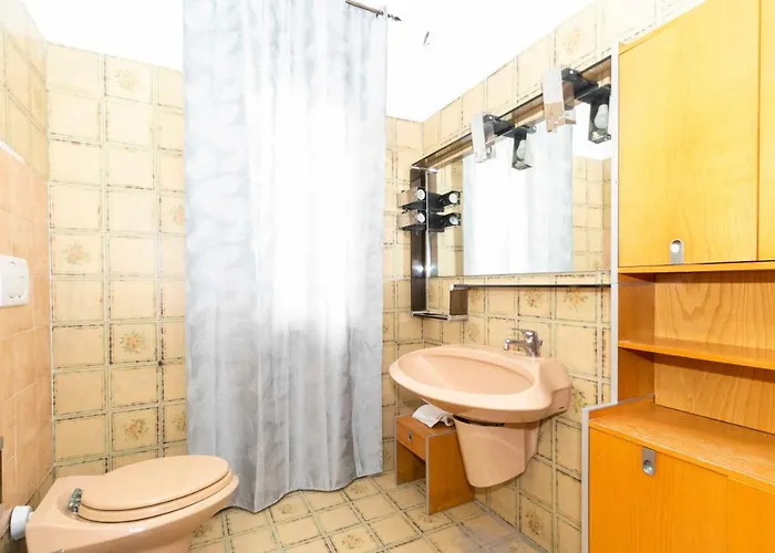 Guesthost - Massaua Roomy Vintage Apartman