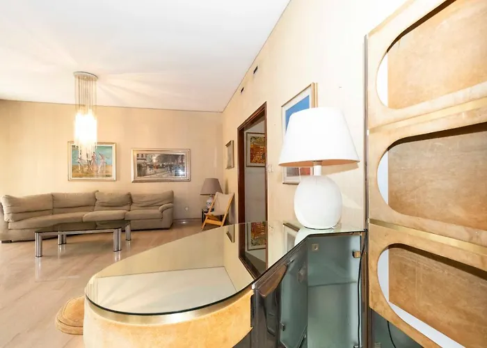 Guesthost - Massaua Roomy Vintage Apartament *