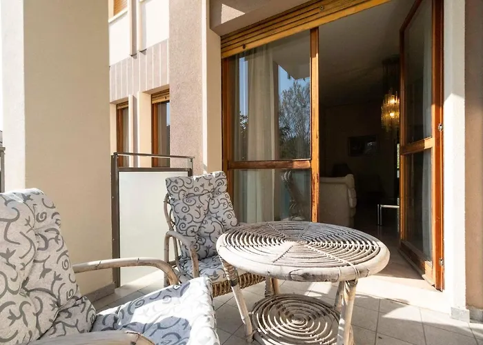 Guesthost - Massaua Roomy Vintage Apartament