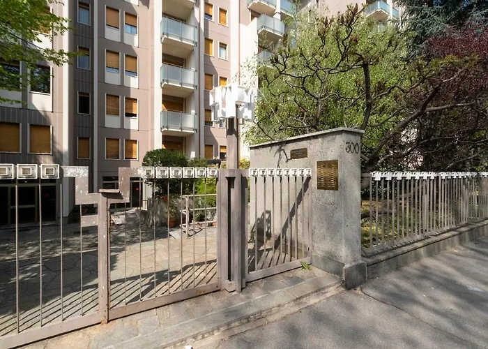 Guesthost - Massaua Roomy Vintage Apartament